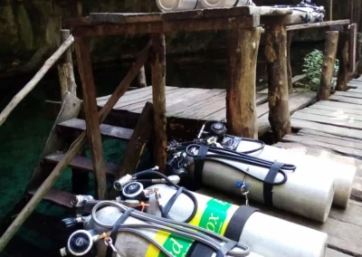 Tanques de buceo técnico con Nitrox preparados en la plataforma de acceso al cenote Dreamgate