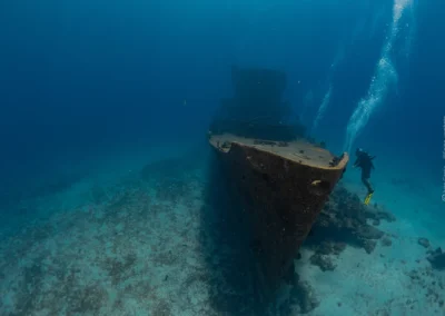 Buzo técnico explorando barco hundido en Cozumel – fotografía submarina de Iván García para Cenote Dive Tour